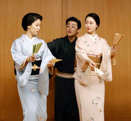 尾上菊之丞さん（中央）から指導を受ける千尋さん（左）と万尋さん＝東京都中央区