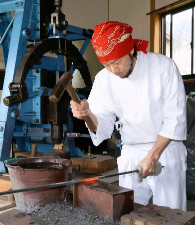 日本刀を作る川瀬祐二郎さん＝３月、福井県鯖江市