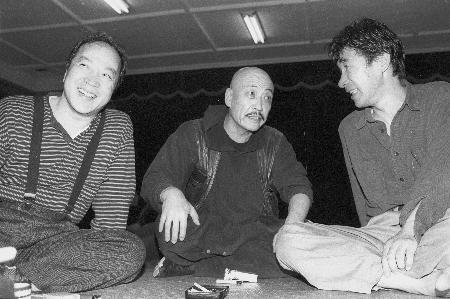 麿赤児さん（中央）、大久保鷹さん（右）と語らう唐十郎さん＝１９９１年４月、東京・中野のけいこ場
