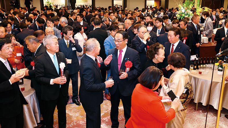 新年のあいさつを交わす出席者＝５日、さいたま市大宮区のパレスホテル大宮