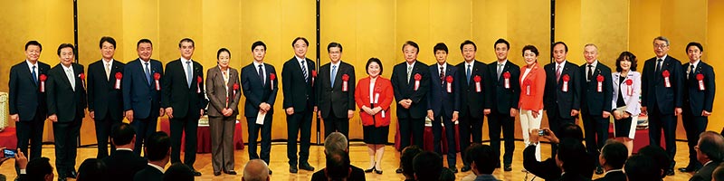 県選出の国会議員が壇上に勢ぞろいした