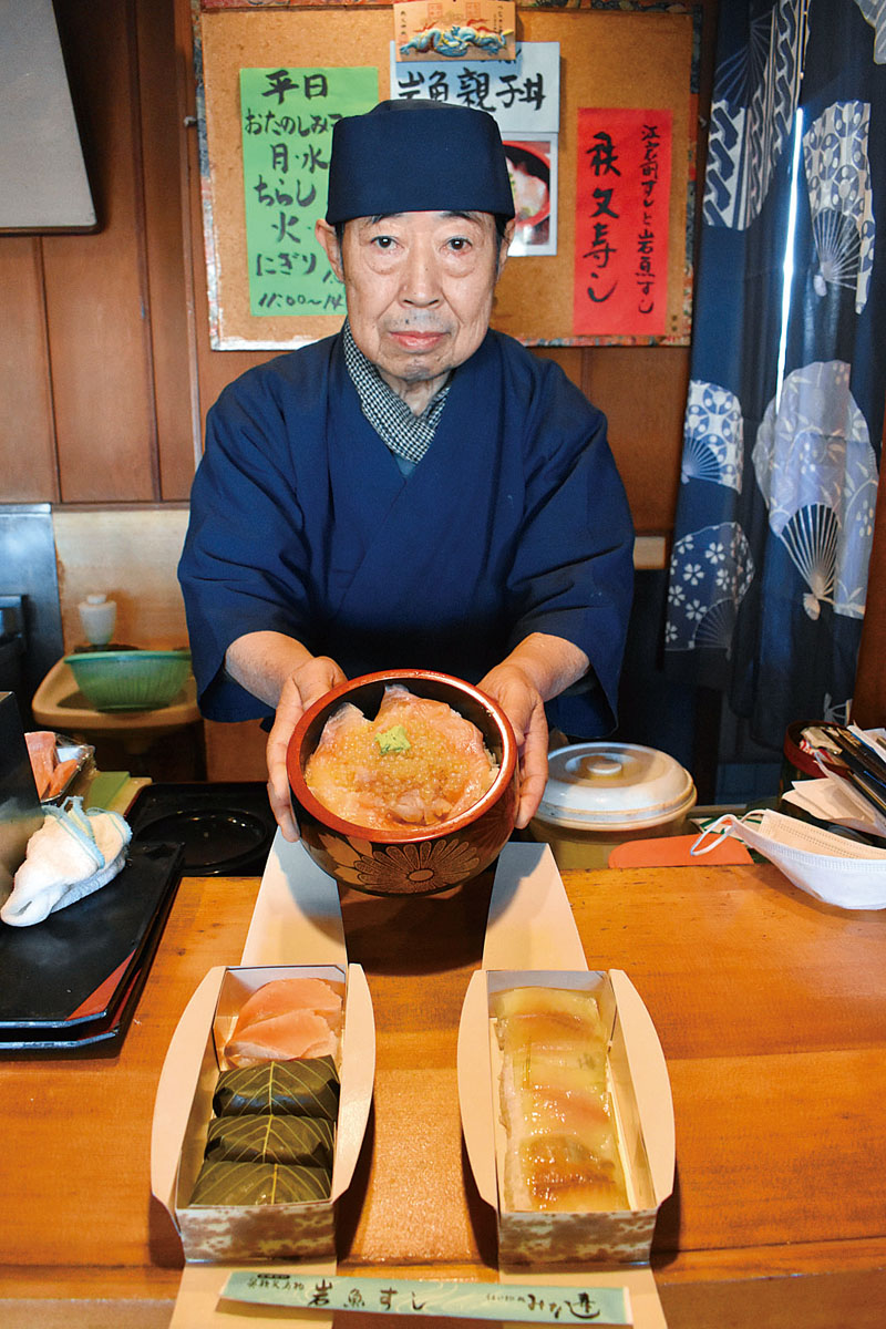 岩魚親子丼(中央)と岩魚すし(右)、とちの葉すしを紹介する平敬三さん=7日、埼玉県秩父市大野原の「みな寿し」