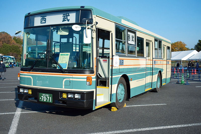 大感謝祭で披露された3扉車（西武バス提供）