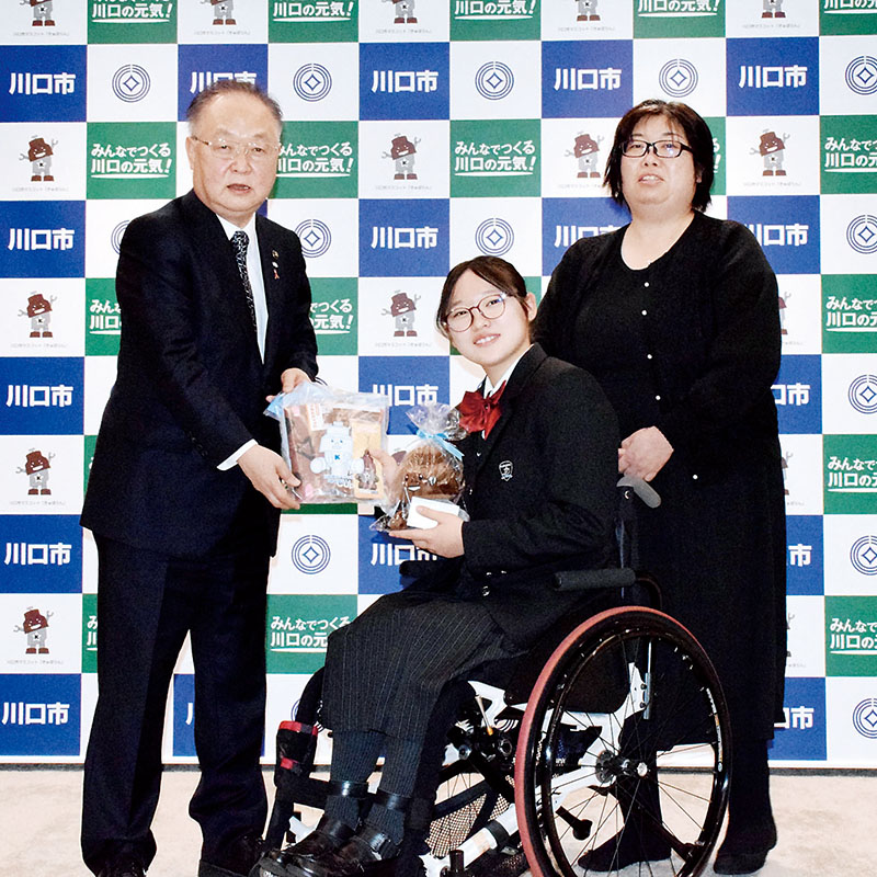 （左から）奥ノ木信夫市長、高室侑舞さん、母晶子さん＝川口市役所