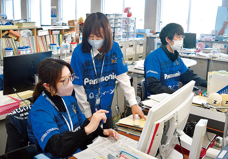 埼玉パナソニックワイルドナイツのベースボールシャツを着用した職員たち＝16日午前、熊谷市役所