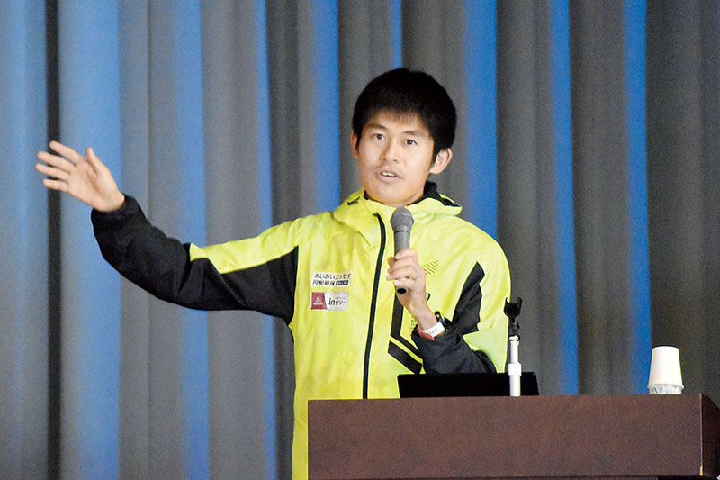 「夢と豊かな心を育む講演会」で講演する川内優輝選手＝15日、熊谷市立三尻小学校