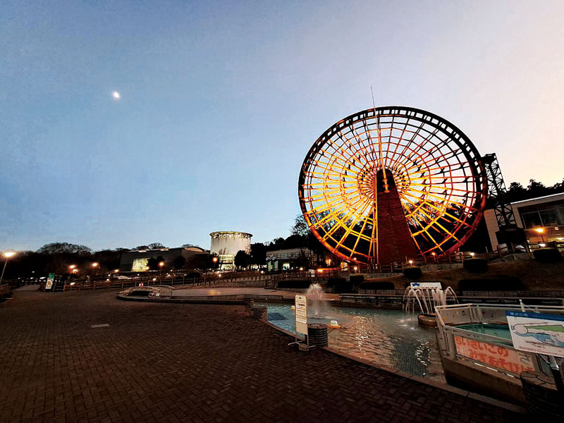 ライトアップした大水車（県立川の博物館提供）