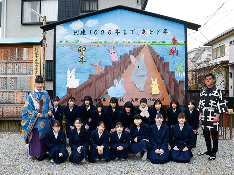 披露されたジャンボ絵馬と制作した市立川越第一中学校美術・文化総合部の生徒ら＝22日、川越市南通町の川越八幡宮