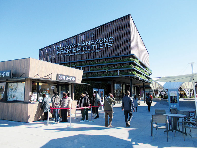 人それぞれの過ごし方ができる「ふかや花園プレミアム・アウトレット」＝深谷市黒田