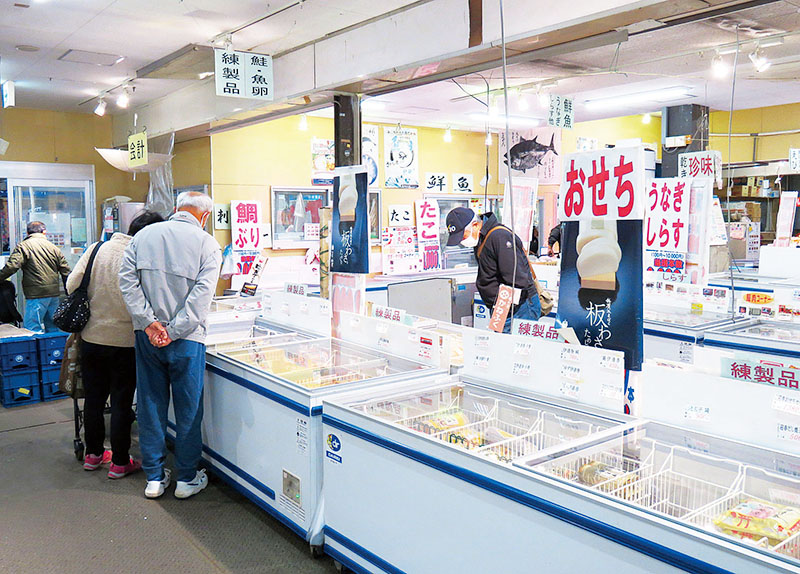 おせちや海産物を買い求める客＝26日午前、越谷市流通団地