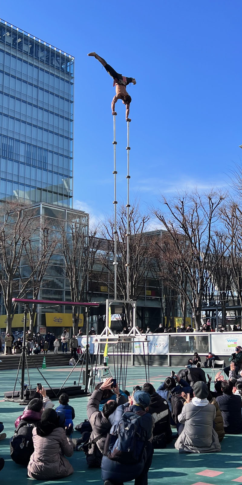 高さ9メートルのポール上で披露された倒立パフォーマンス＝7日午後、さいたま市中央区