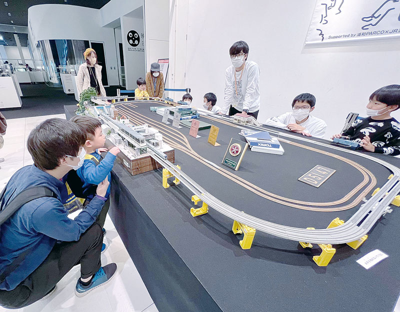 県立浦和高校鉄道研究会が制作したＮゲージ。子どもたちは興味津々で見つめていた＝７日午後、さいたま市浦和区の浦和パルコ７階
