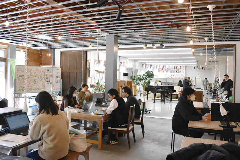 気軽に交流できるコミュニティー設備が充実した町中心部＝6日、横瀬町横瀬