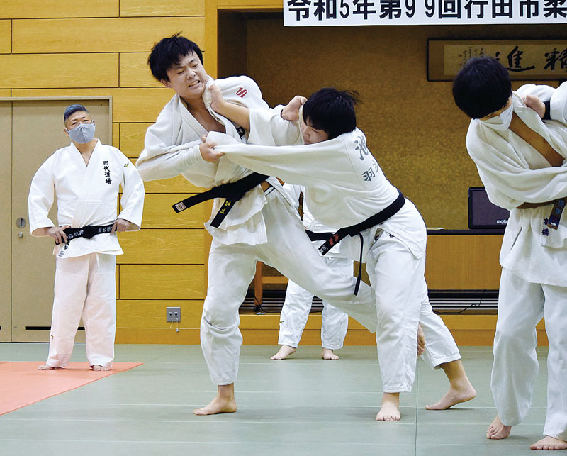 寒さに負けじと早朝からけいこに励む参加者たち＝14日午前5時55分ごろ、行田市和田の市総合体育館グリーンアリーナ柔道場