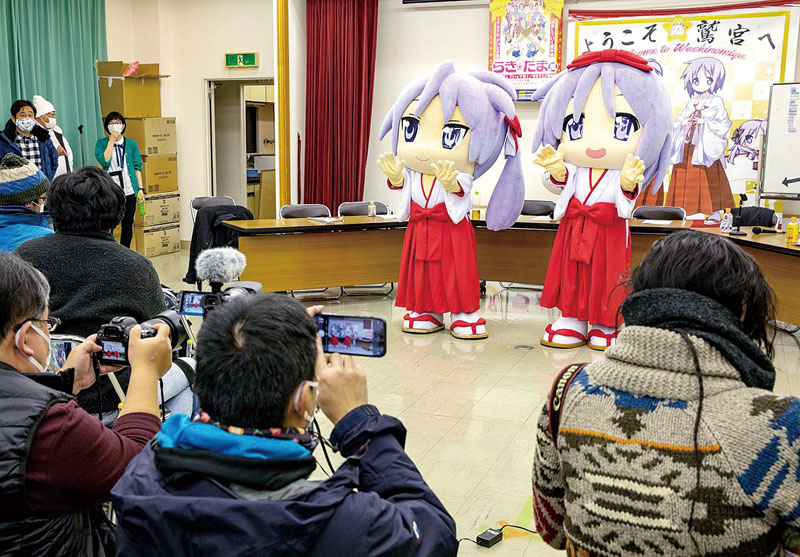 大晦日の午後11時にお披露目された着ぐるみの「つかちゃん」（右）。左は姉の「かがみん」＝久喜市商工会鷲宮支所