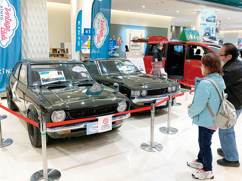 展示されている1975年型のセリカLB（右）とTE27型カローラレビン＝越谷市のイオンレイクタウンmori1階、埼玉トヨペットエリア
