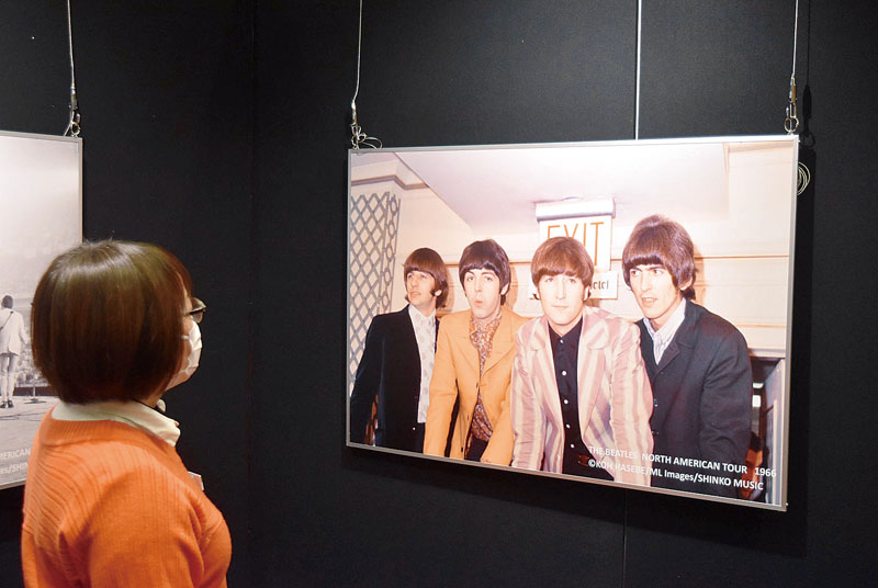 ザ・ビートルズ写真展の会場の様子＝熊谷市仲町の八木橋百貨店8階カトレアホール