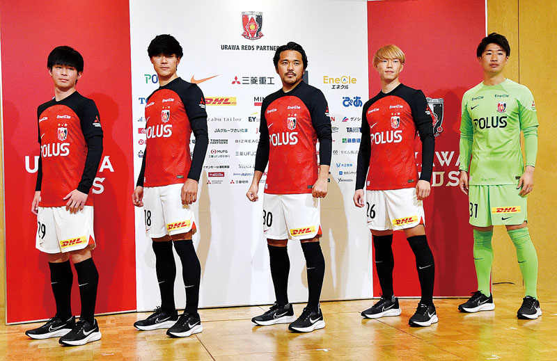 新加入した（左から）堀内陽太、高橋利樹、興梠慎三、荻原拓也、吉田舜＝6日、埼玉スタジアム
