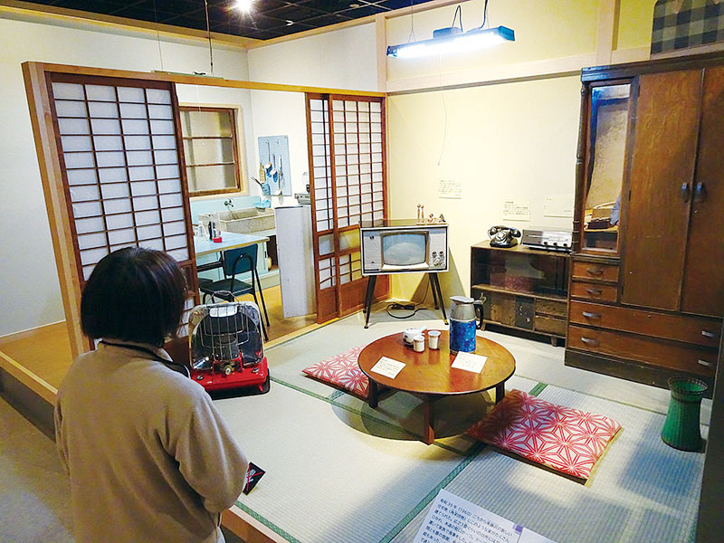 昭和中期の建売住宅を再現した模型＝12日午前、入間市博物館