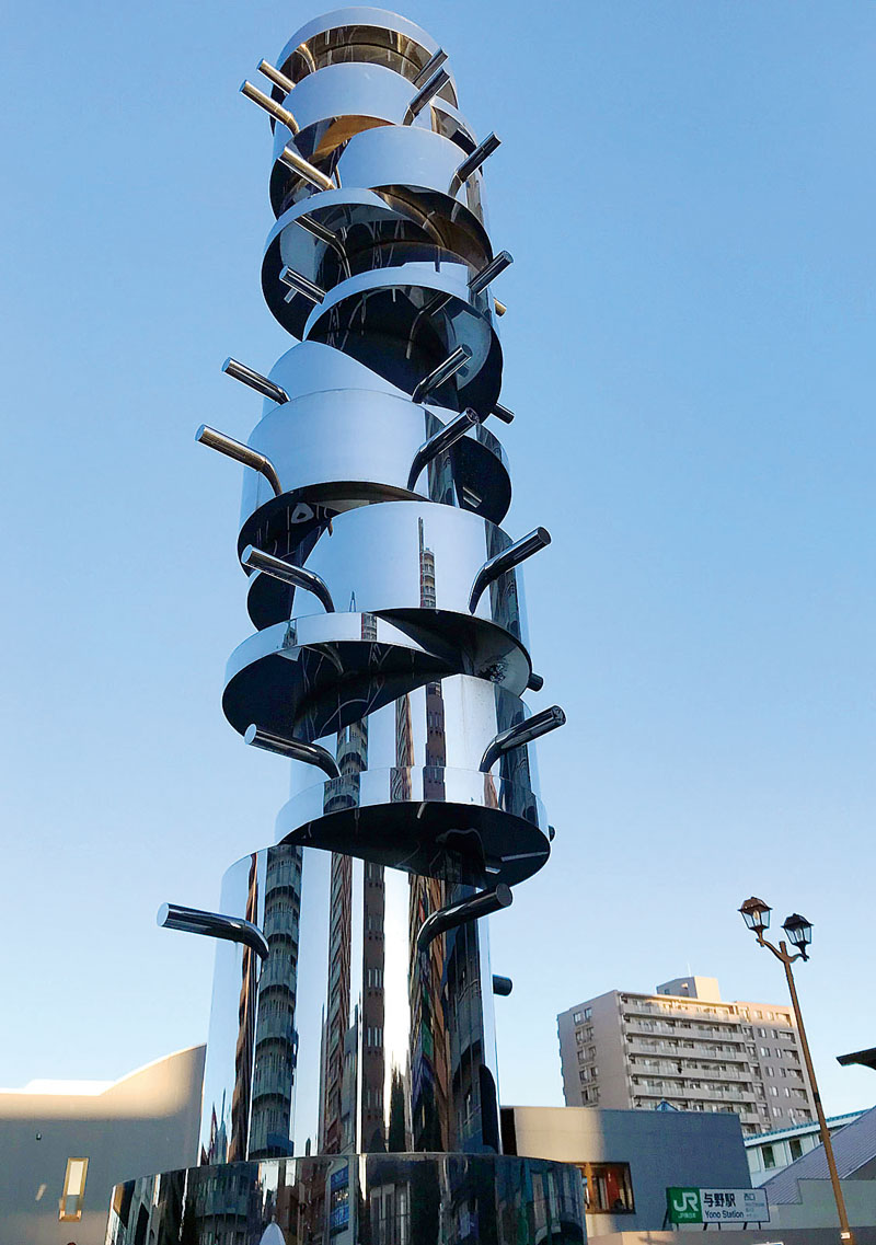 空に向かってそびえたつ「時の柱」＝JR与野西口駅前広場