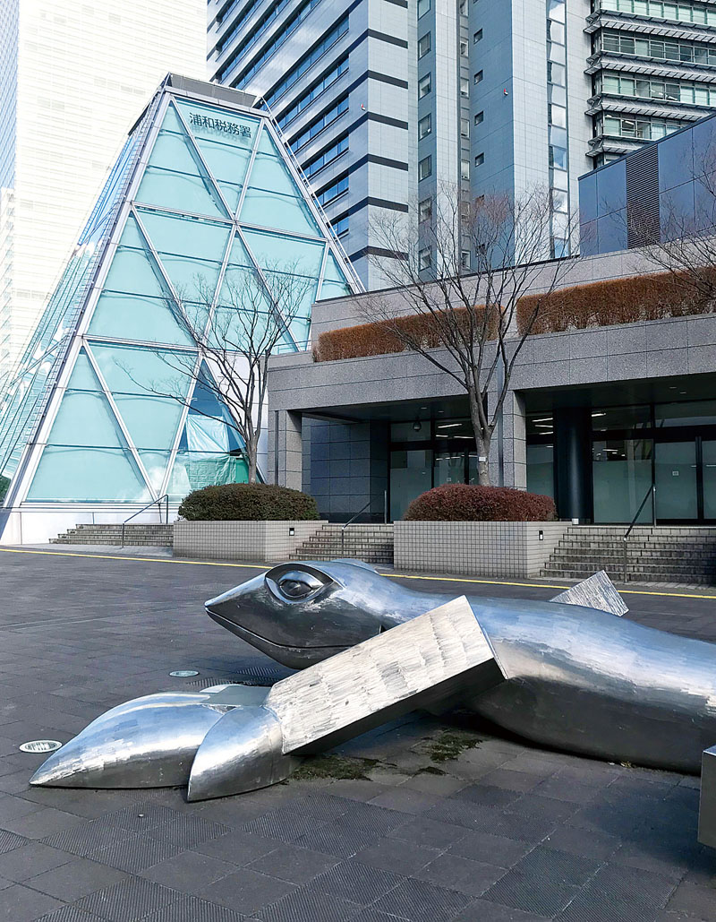 ピラミッド形の浦和税務署。巨大なトカゲのオブジェがにじり寄る＝さいたま新都心合同庁舎前