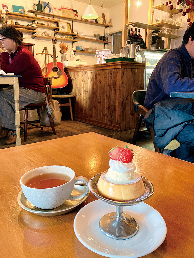 季節の果物をのせた特製プリンといちご紅茶。深谷産卵などを使ったこだわりの品が勢ぞろい＝cafe　uwaito