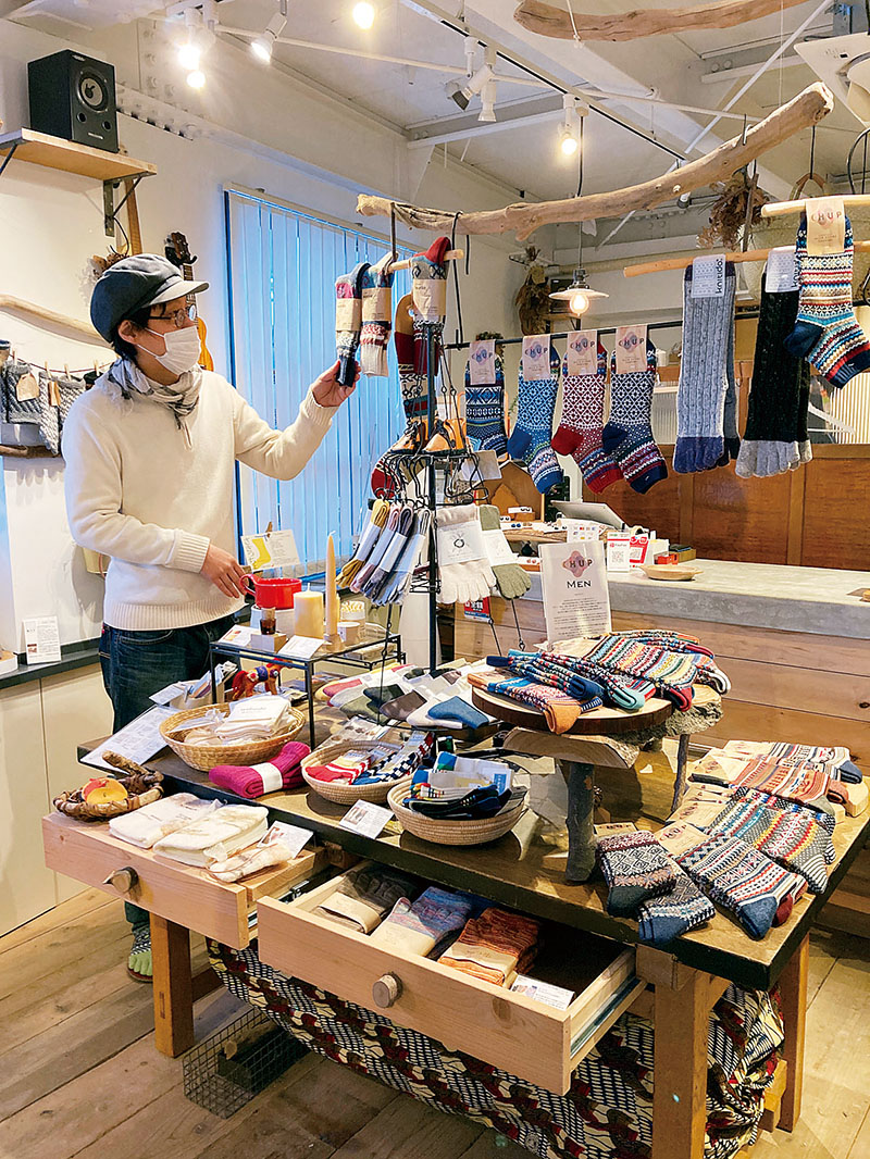 オリジナル商品を説明する共同パートナーの鈴木康裕さん＝靴下屋「さきっちょ」