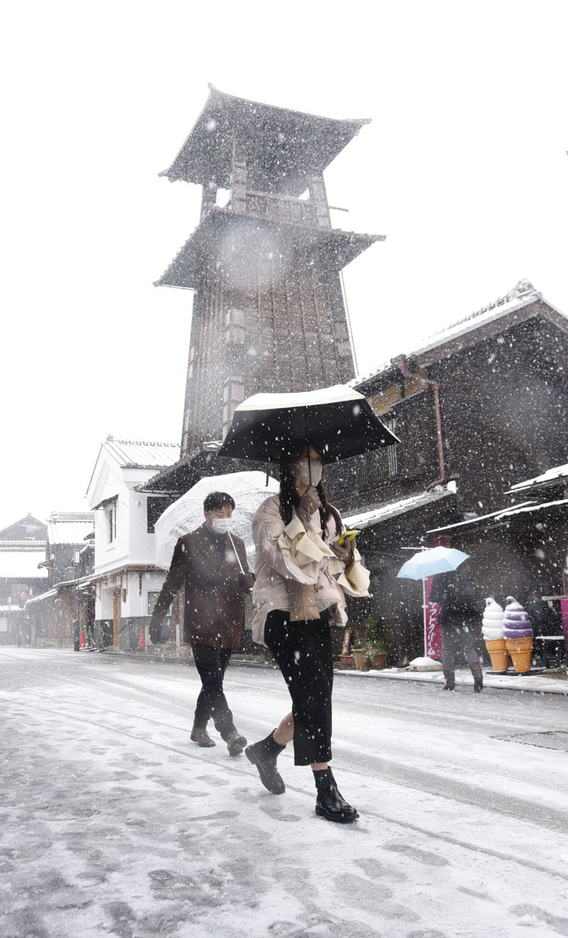 時の鐘や蔵造り建築で知られる中心市街地も白く雪化粧した＝10日、川越市幸町