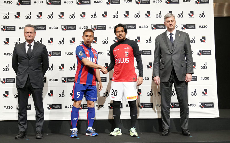 開幕戦への意気込みを語った浦和の興梠（右から2人目）とスコルジャ監督（右）。左からFC東京のアルベル監督と長友（Jリーグ提供）