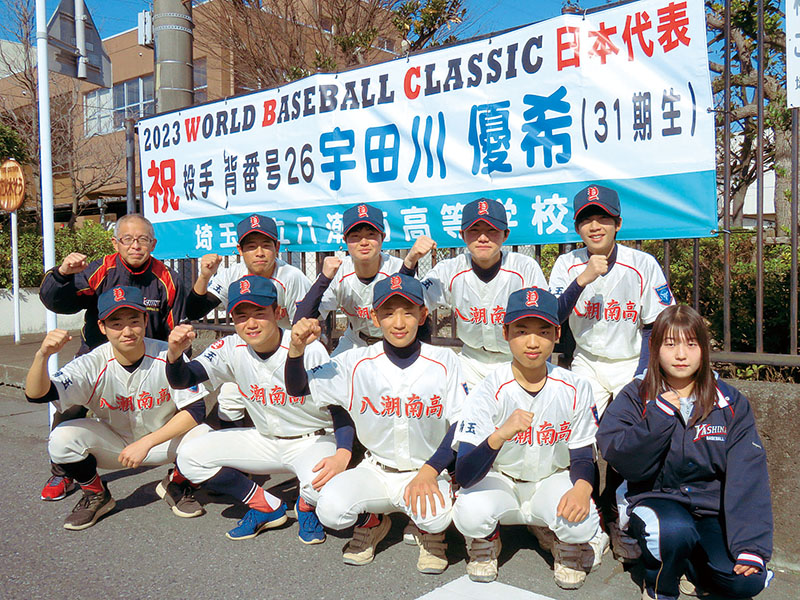 横断幕の前でエールを送る野球部員＝17日午後、八潮南高校