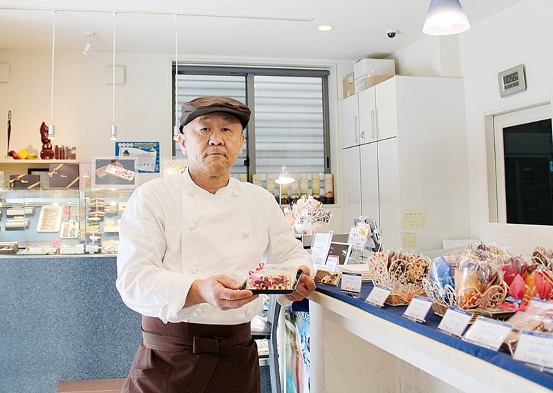 「ショコラティエ　アヌーク」でプランタンを手に持つ植木さん