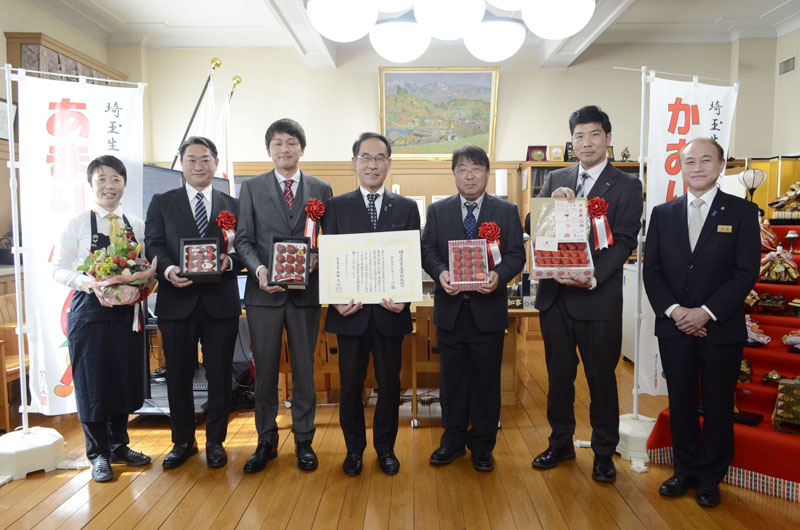 受賞したイチゴを大野元裕知事（中央）に贈呈した生産者ら＝21日、県庁