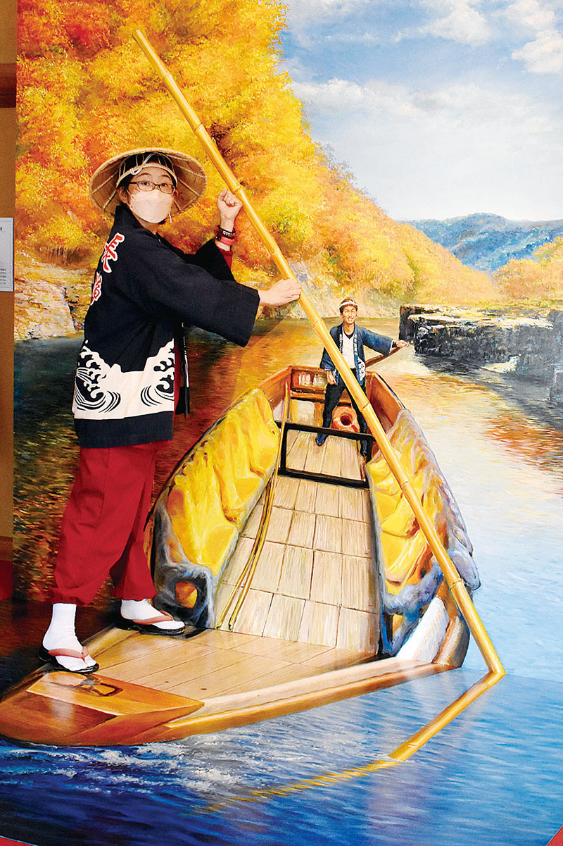 長瀞ラインくだりの船頭気分も体験できる