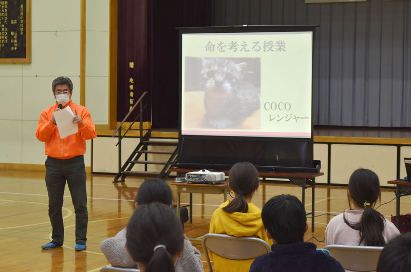 子どもたちに動物の命の大切さを説明するCOCOレンジャーの重竹淳一代表（左）＝昨年12月14日、熊谷市立妻沼南小学校