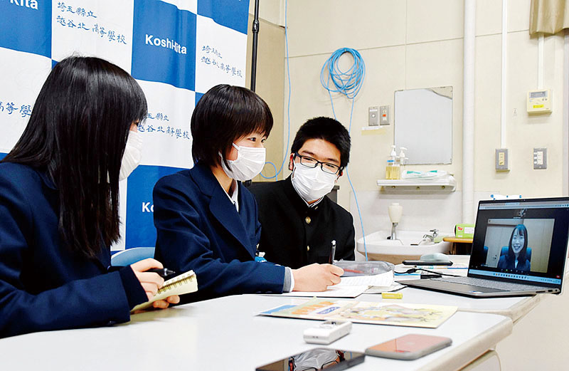オンラインで秋保春菜裁判官に取材をする左から日野水葉さん、田中沙和さん、内山陽介さん＝県立越谷北高校