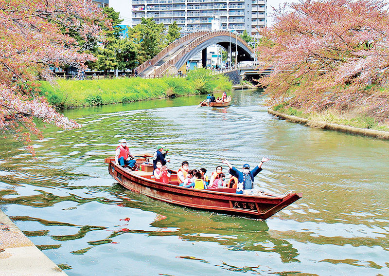 綾瀬川で行う和舟の乗船体験（草加市提供）