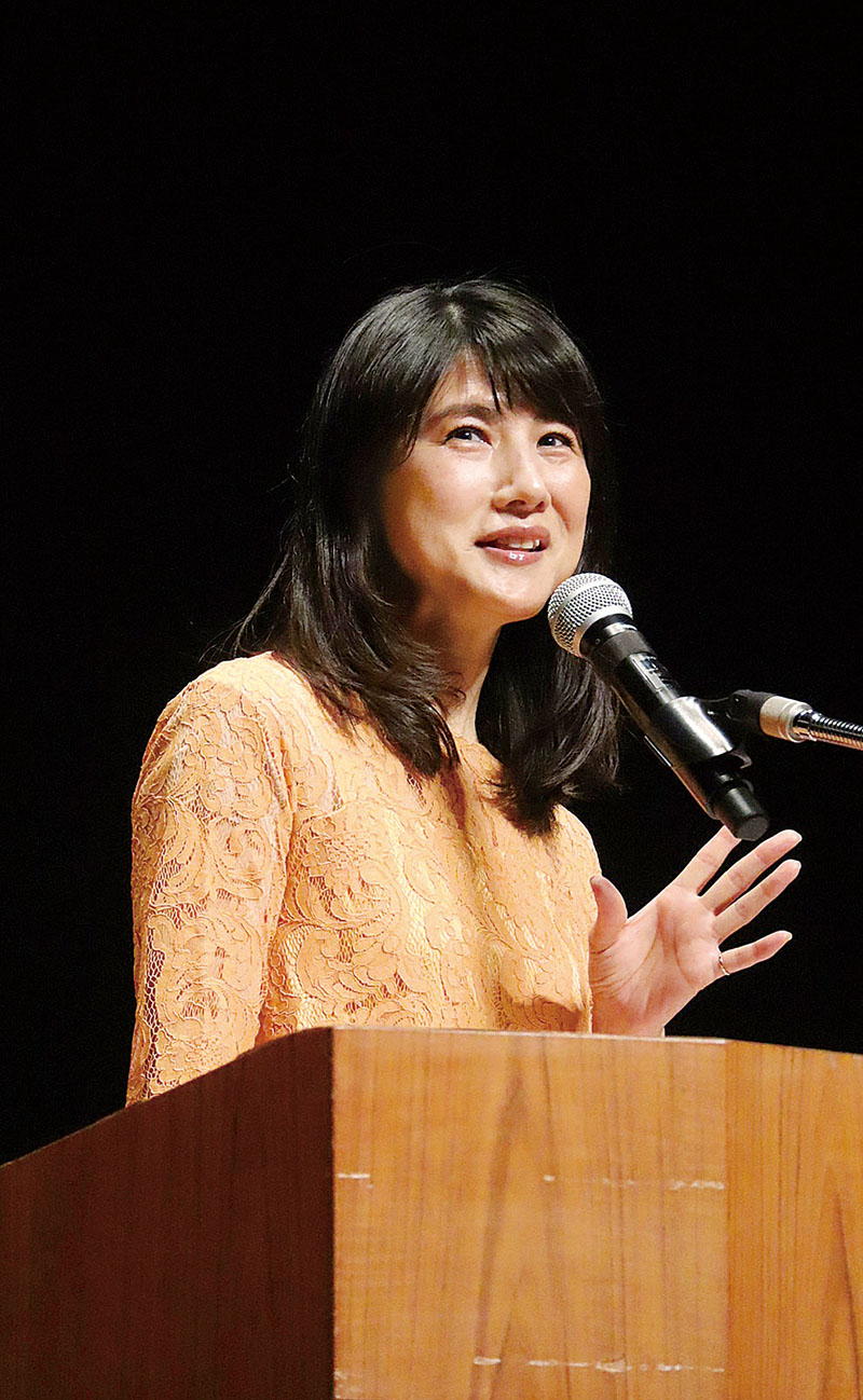 「読書は学びであり、娯楽であり、なぐさめ」と読書の魅力について話す中江有里さん＝桶川市民ホール