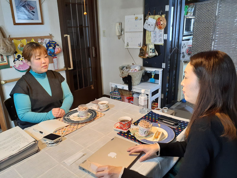 渡辺未来さん（左）と情報交換する橋本恩さん＝2月11日、福島県