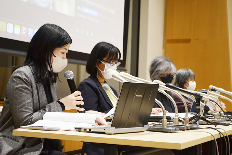 記者会見で原告のコメントを読み上げる弁護士ら＝8日、東京都港区