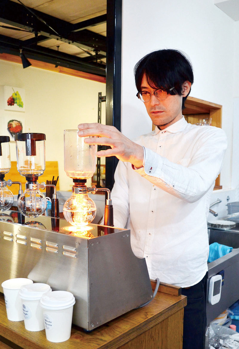 「お茶や紅茶にはないフルーティーな甘さを出せるのがコーヒーの魅力」と話す近藤寛之さん＝新座市野火止のコーヒー・スタンド