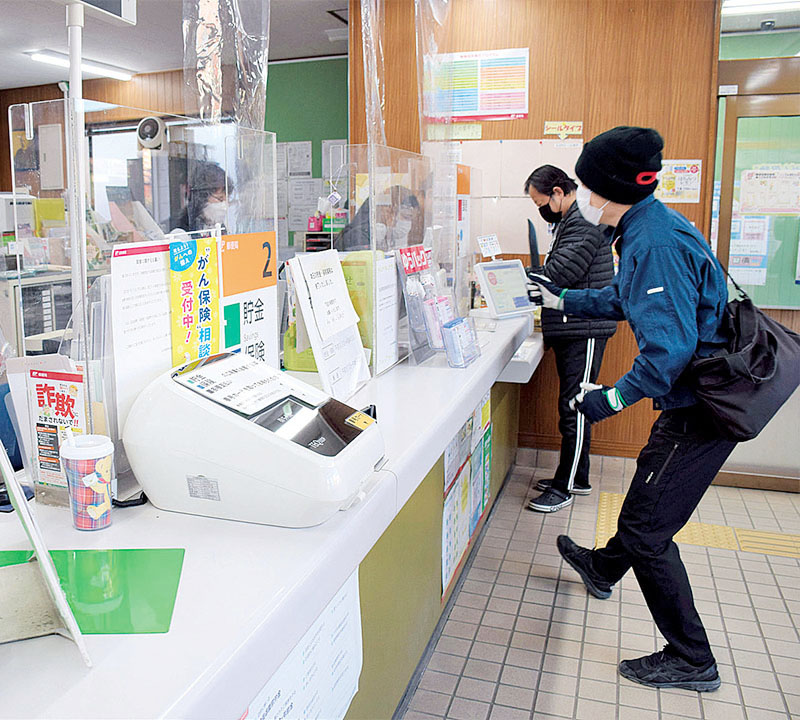 郵便局で強盗訓練。男が突然ナイフを振りかざした＝3日午後、川口市鳩ケ谷桜町郵便局