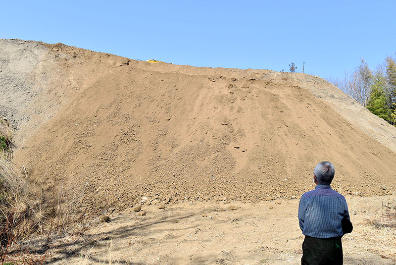山のように土砂が堆積し、地域住民は不安を募らせている＝熊谷市塩