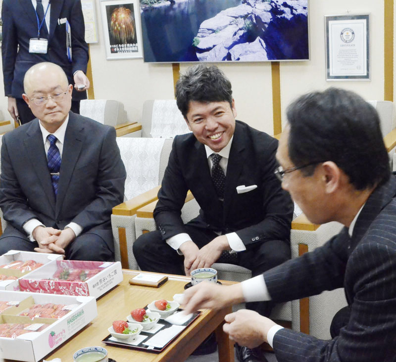 大野元裕知事（右）にイチゴをPRする長谷川裕晃会長（中央）＝14日、県庁