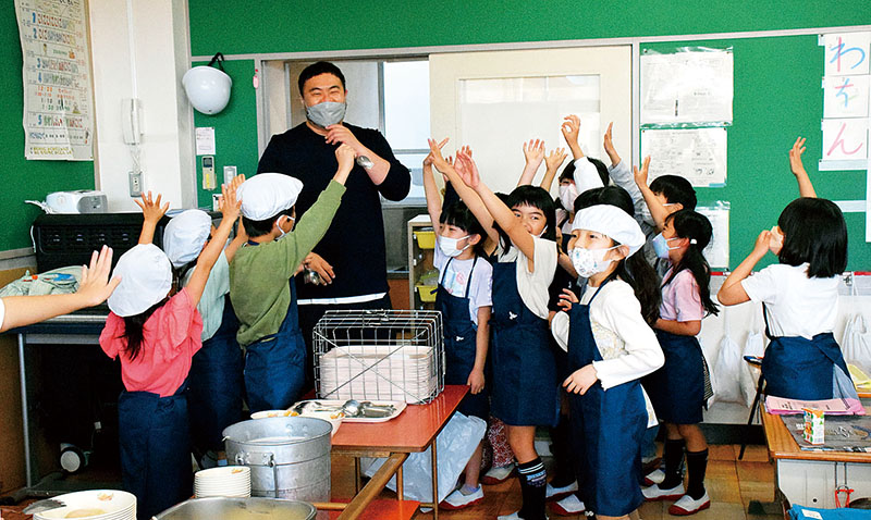 教室を訪れた鳥羽周作シェフを児童らが大歓迎した＝16日、埼玉県戸田新曽北小学校