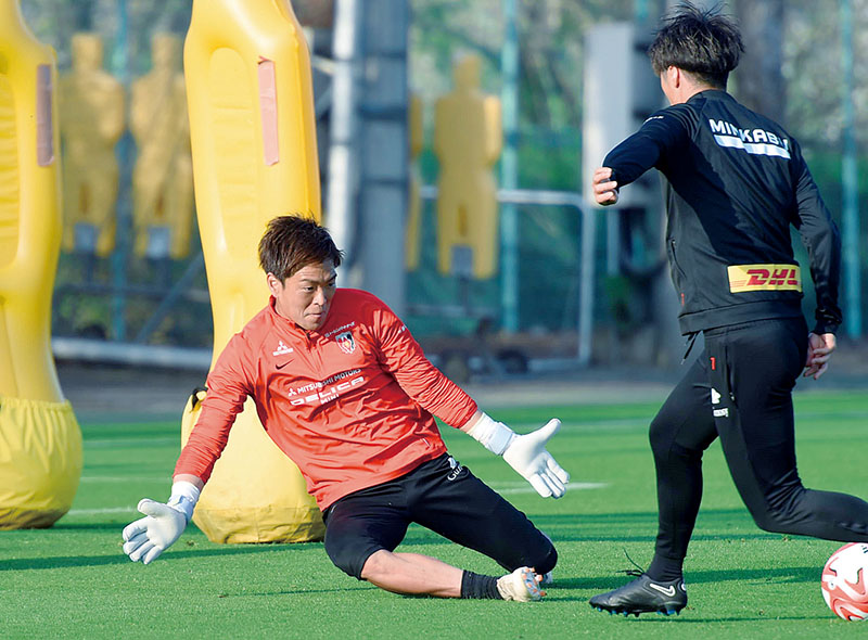 清水戦に向けて練習をする西川（左）＝22日午後、大原サッカー場
