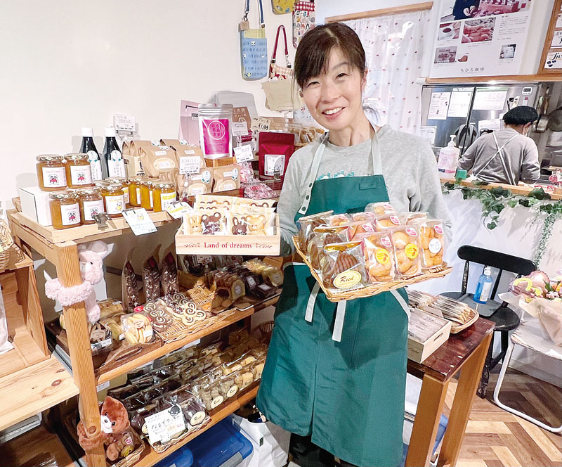 バザールで販売するクッキーをPRする若尾明子さん＝埼玉県さいたま市浦和区常盤10丁目のマーブルテラス