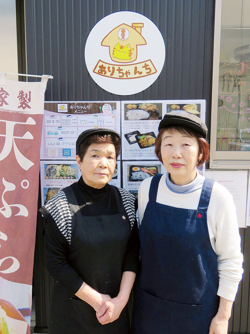 ランチ：増山美津子さん（右）と加納亜里さん＝八潮市鶴ケ曽根