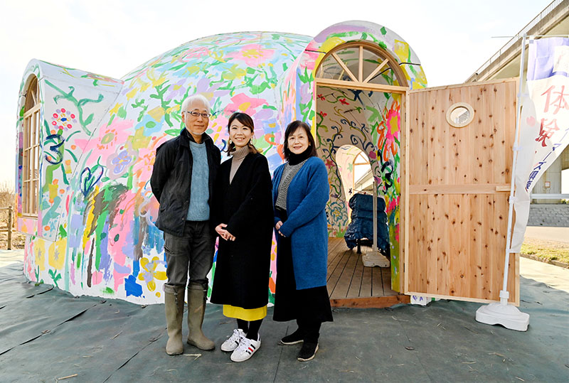 美園ファーマーズ倶楽部の高田代表（右）、小林規男さん（左）とペイントイベントを企画する親子アート教室「パレット」代表の杉崎TOMOMIさん