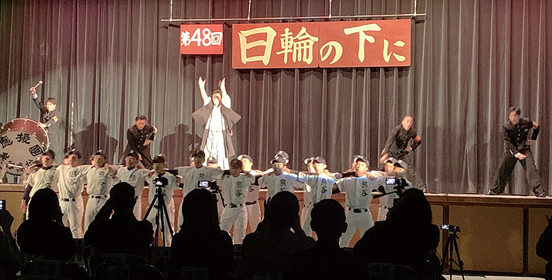 野球部員も加わって演舞を披露する熊谷高校応援団員たち＝さいたま市浦和区の県立浦和高校