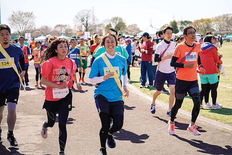 湖畔の心地よい風を体感しながらレースを楽しむ参加者たち＝埼玉県戸田市の彩湖・道満グリーンパーク